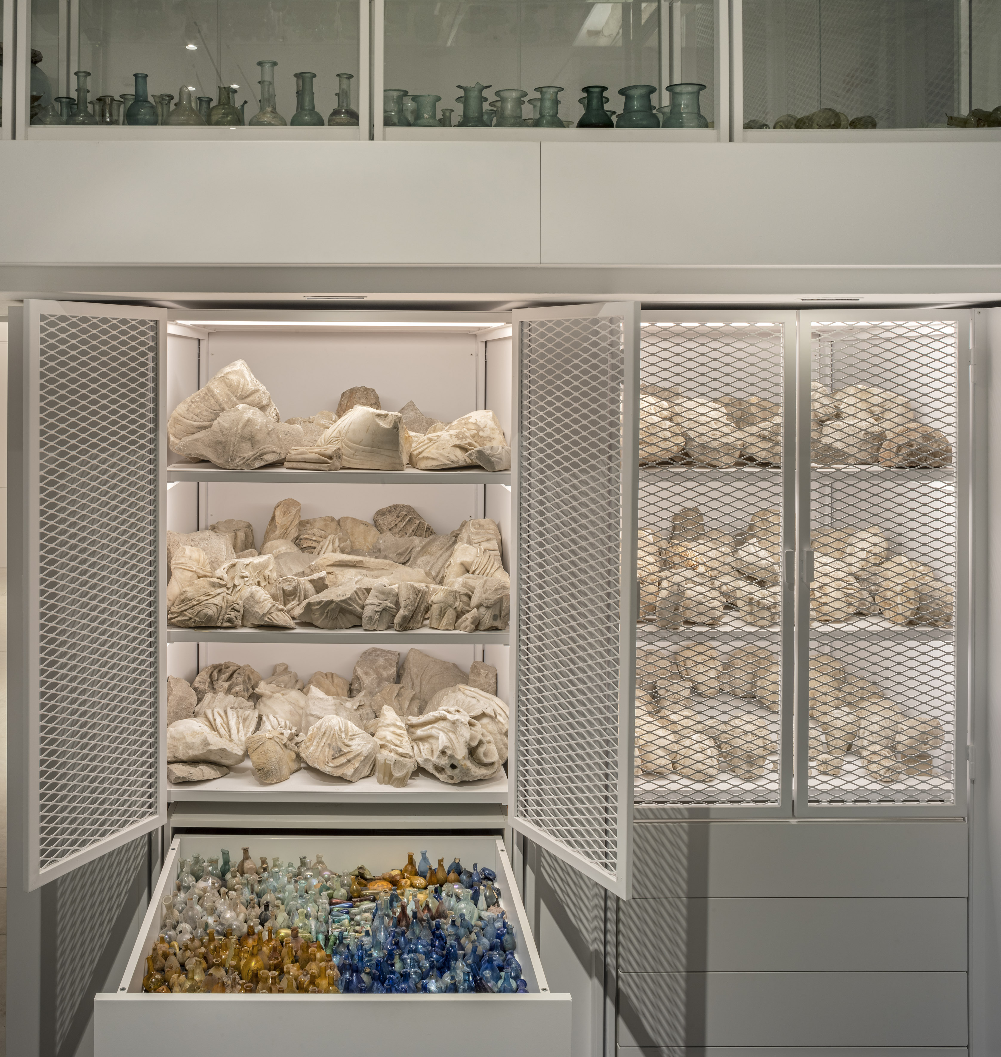 Depositi visitabili, scaffalature con reperti scultorei e cassetti con balsamari in vetro (foto di Alessandra Chemollo).